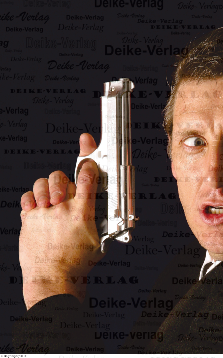 Mann mit Schußwaffe im Anschlag